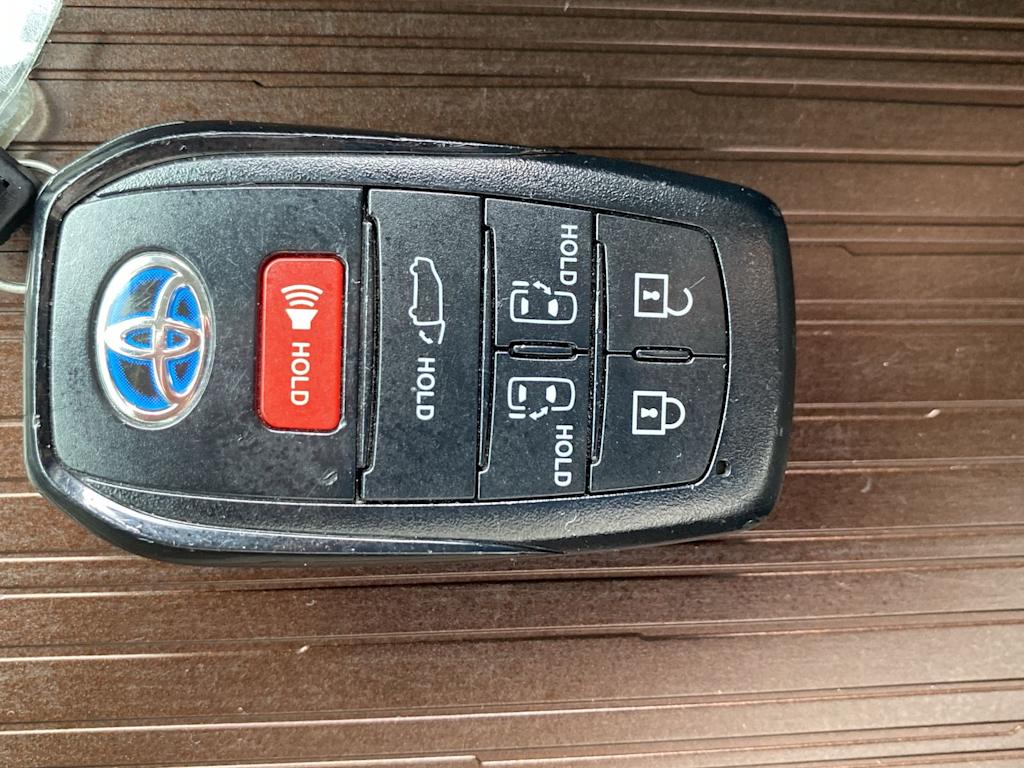 Thumbnail: 2023 Toyota Sienna - 18