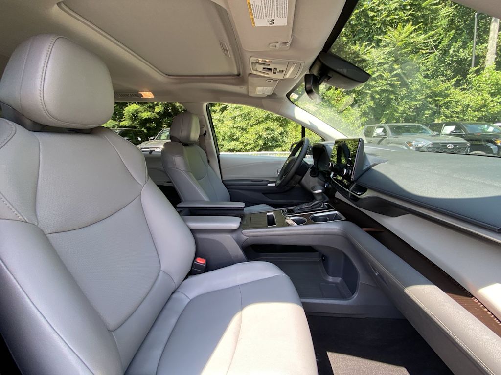Thumbnail: 2021 Toyota Sienna - 25