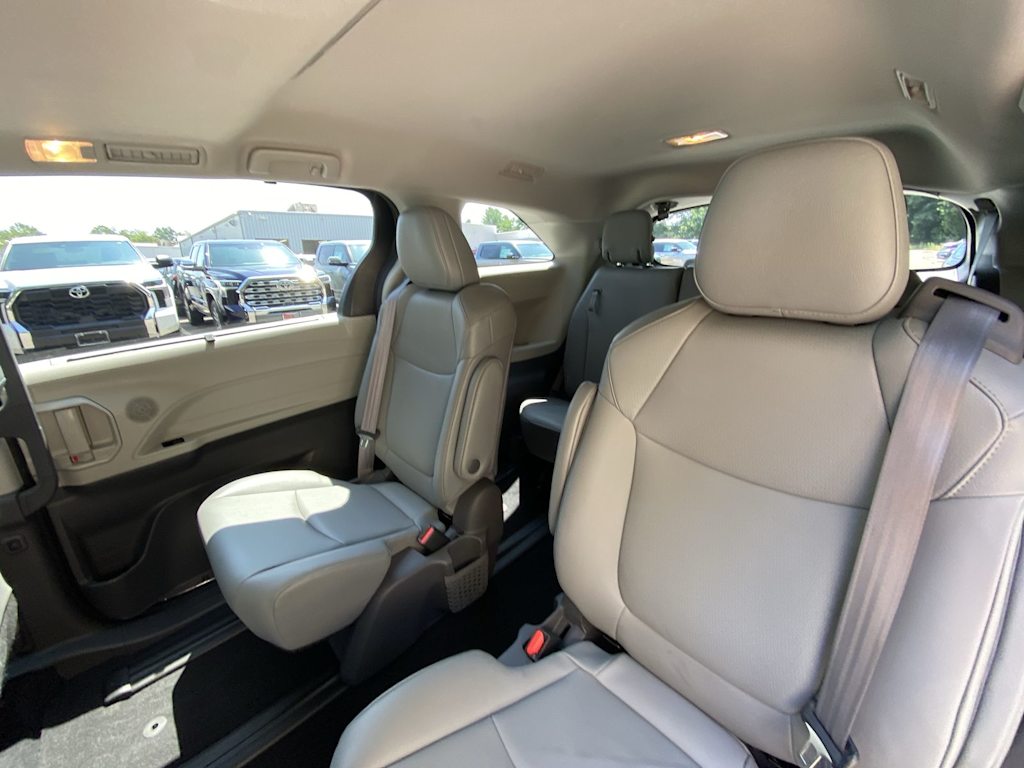 Thumbnail: 2021 Toyota Sienna - 11