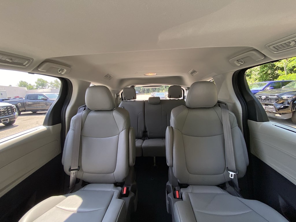 Thumbnail: 2021 Toyota Sienna - 28
