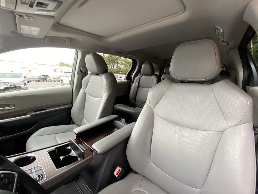 Thumbnail: 2021 Toyota Sienna - 32