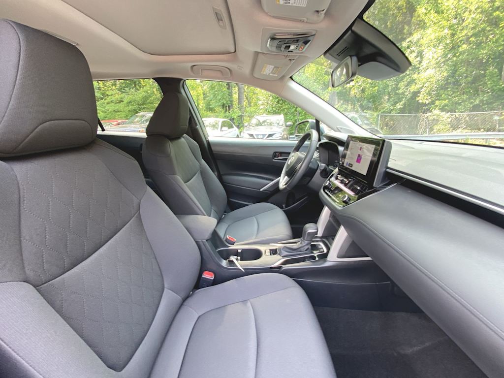 2024 Toyota Corolla Cross LE 27