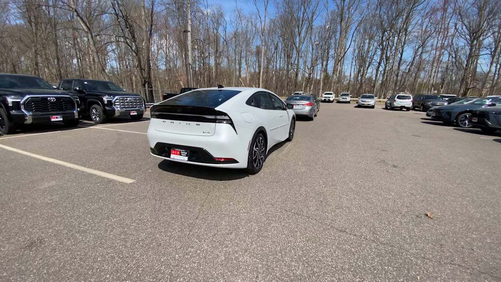 Thumbnail: 2026 Toyota Prius v - 15