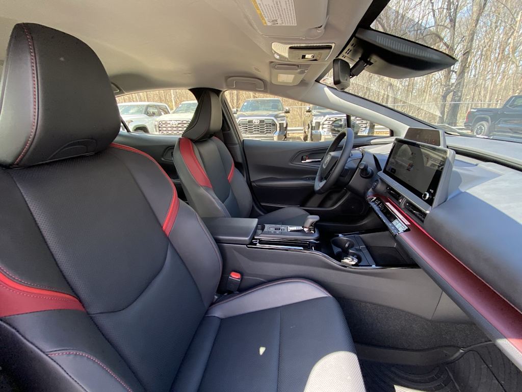 Thumbnail: 2026 Toyota Prius v - 26