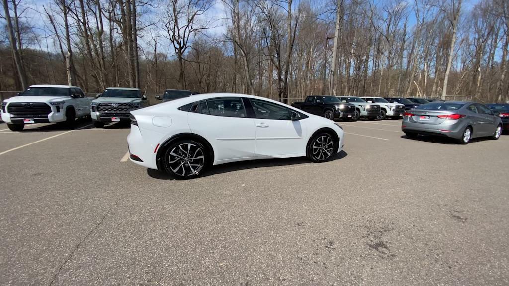 Thumbnail: 2026 Toyota Prius v - 5