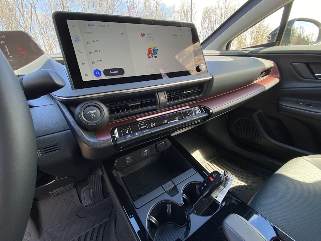 Thumbnail: 2026 Toyota Prius v - 11