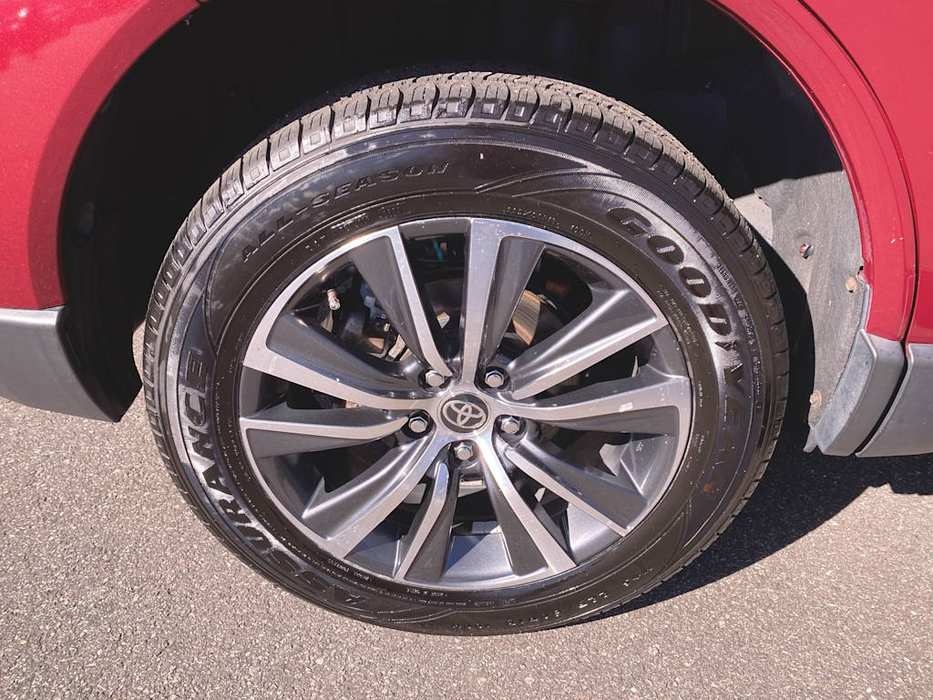 2021 Toyota Venza LE 23