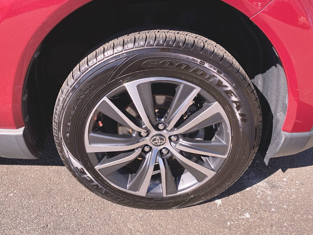 2021 Toyota Venza LE 24