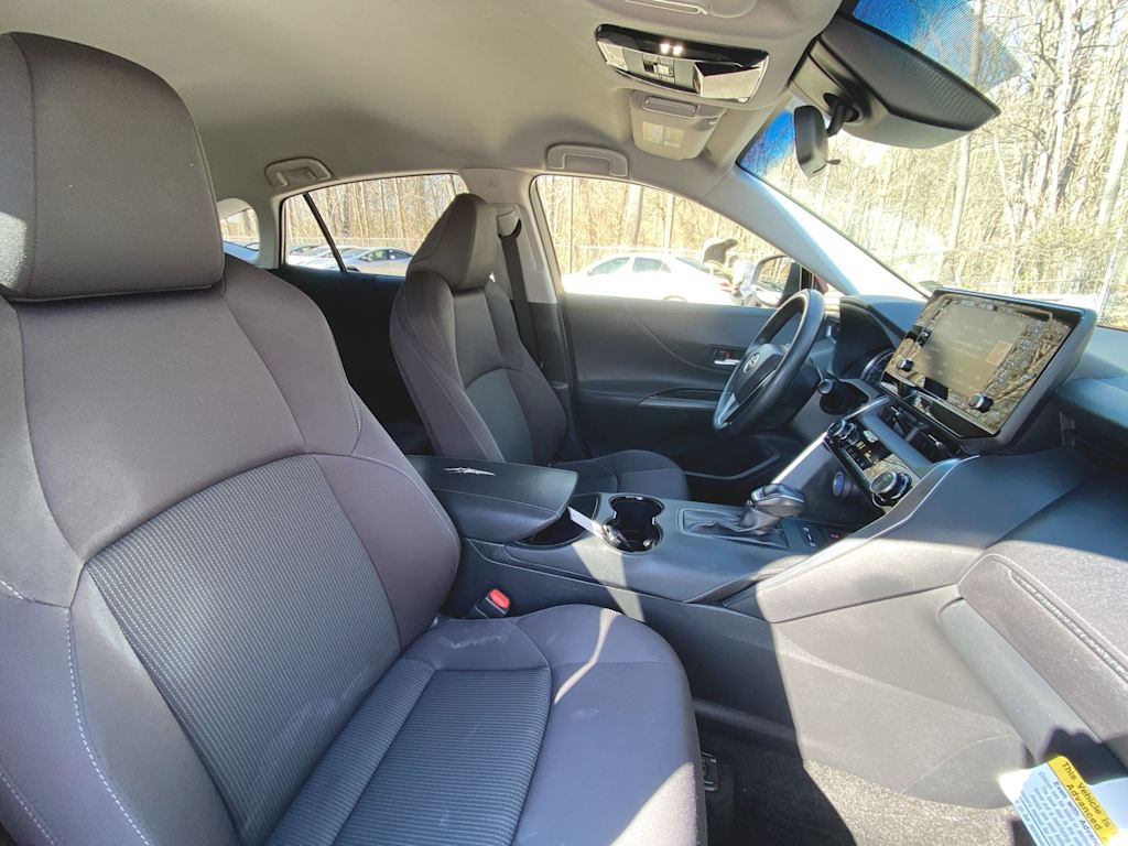 2021 Toyota Venza LE 26