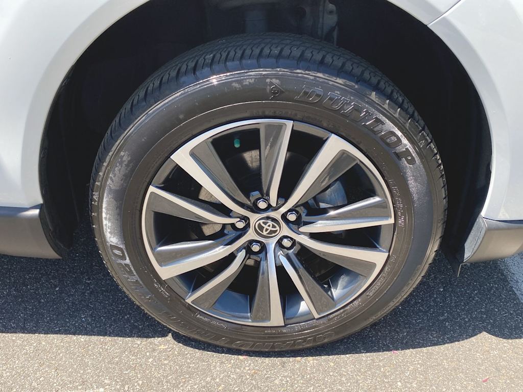 2023 Toyota Venza LE 24