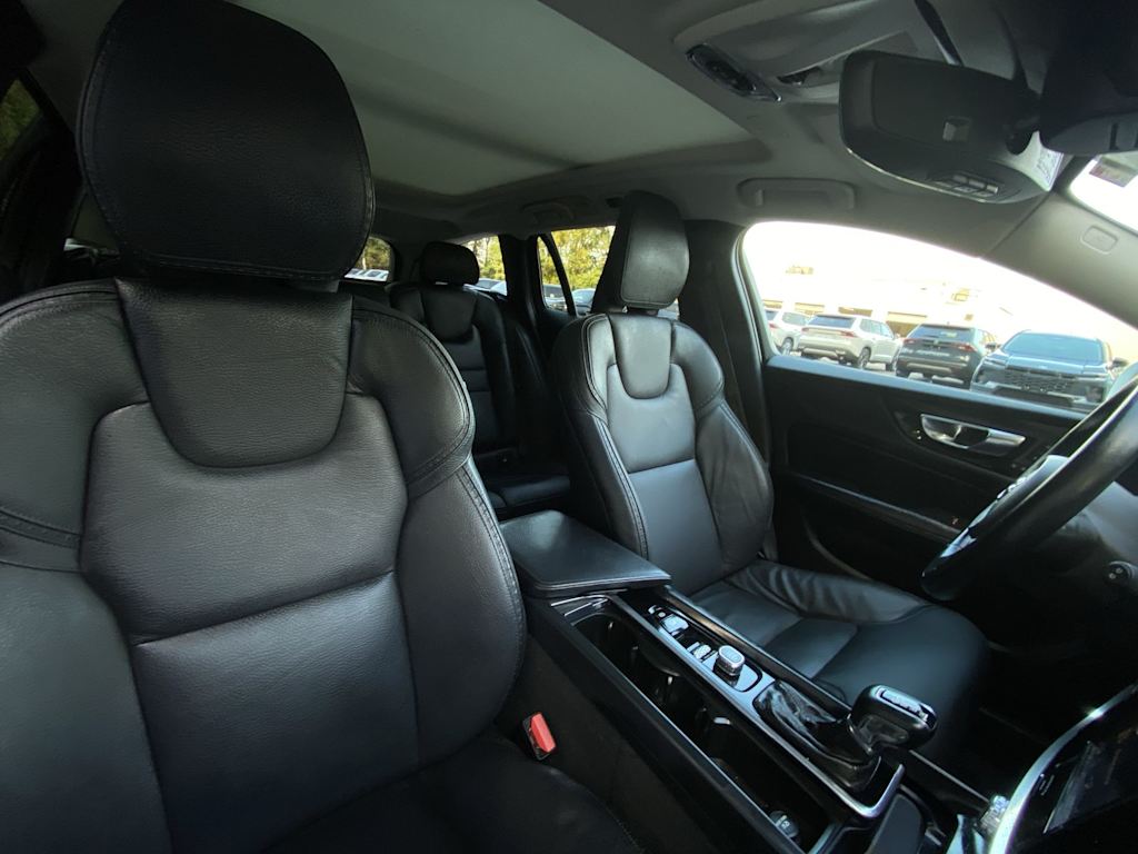 Thumbnail: 2020 Volvo V60 - 35