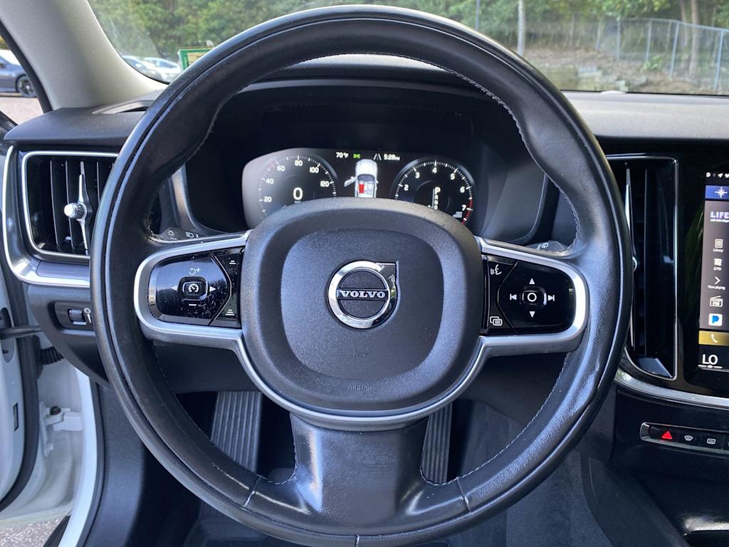 Thumbnail: 2020 Volvo V60 - 14