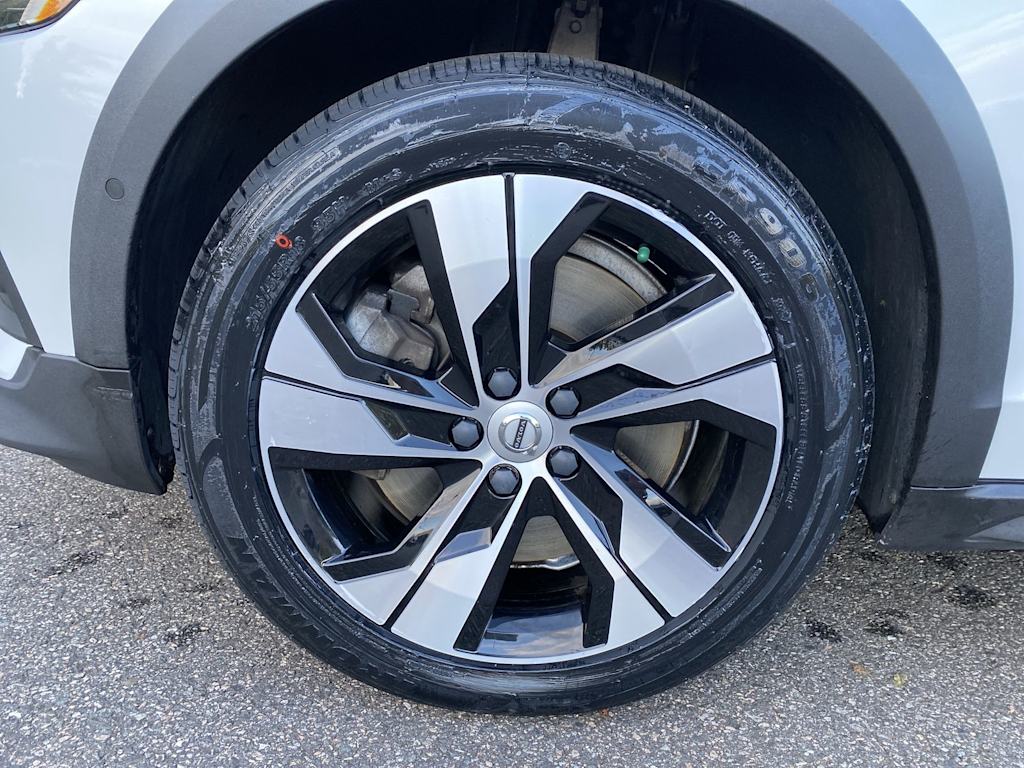 Thumbnail: 2020 Volvo V60 - 28