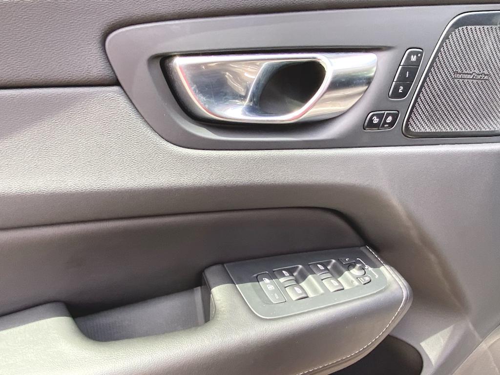 Thumbnail: 2022 Volvo XC60 - 25