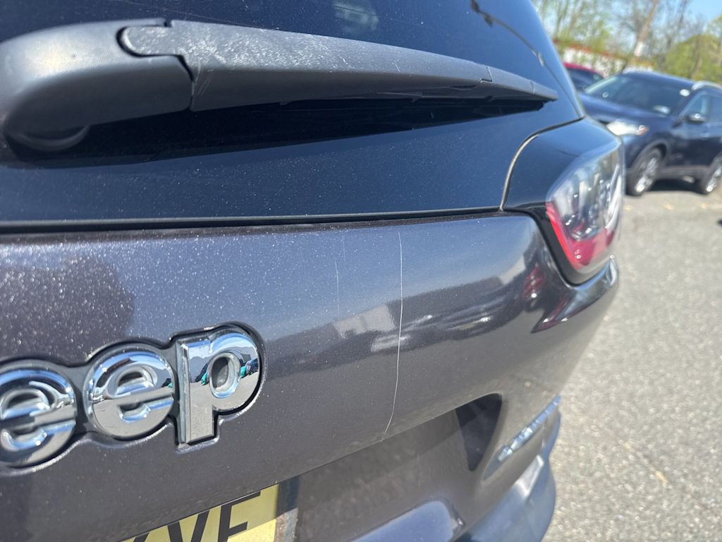Thumbnail: 2019 Jeep Cherokee - 18