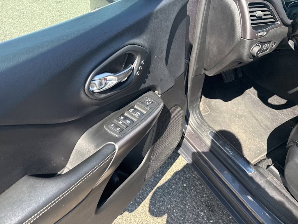 Thumbnail: 2019 Jeep Cherokee - 19