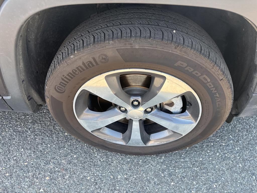 Thumbnail: 2019 Jeep Cherokee - 17