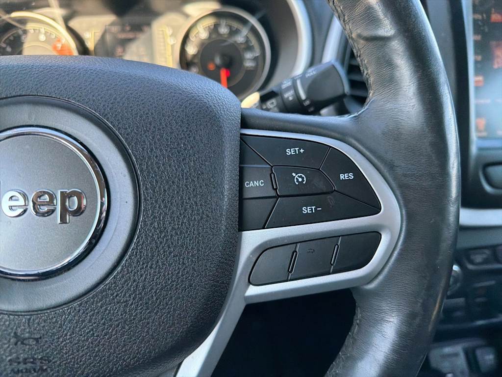 Thumbnail: 2018 Jeep Cherokee - 21