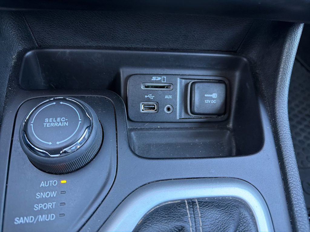 Thumbnail: 2018 Jeep Cherokee - 19