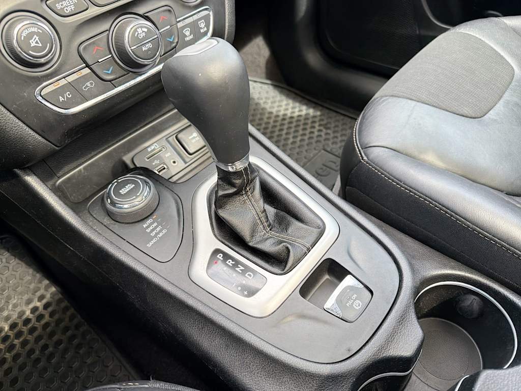 Thumbnail: 2018 Jeep Cherokee - 16