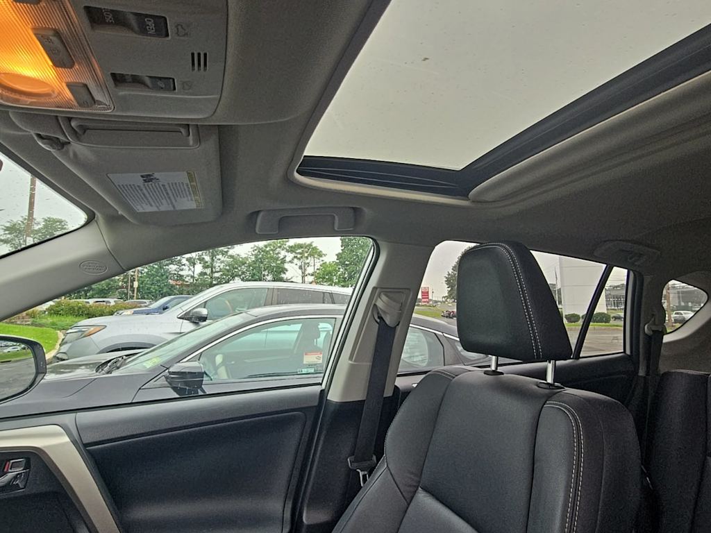 Thumbnail: 2015 Toyota RAV4 - 33