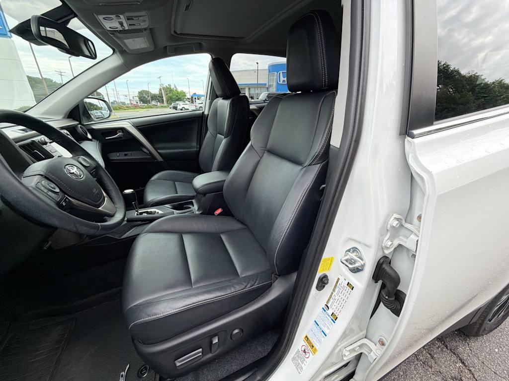 Thumbnail: 2015 Toyota RAV4 - 28
