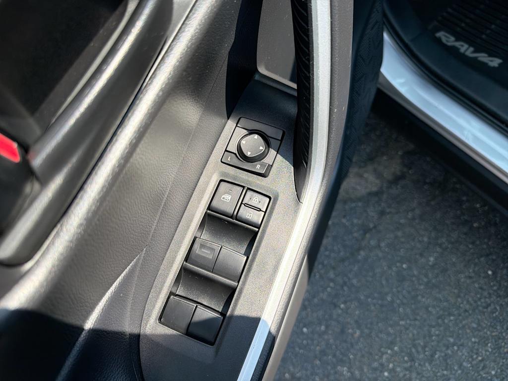 Thumbnail: 2020 Toyota RAV4 - 28