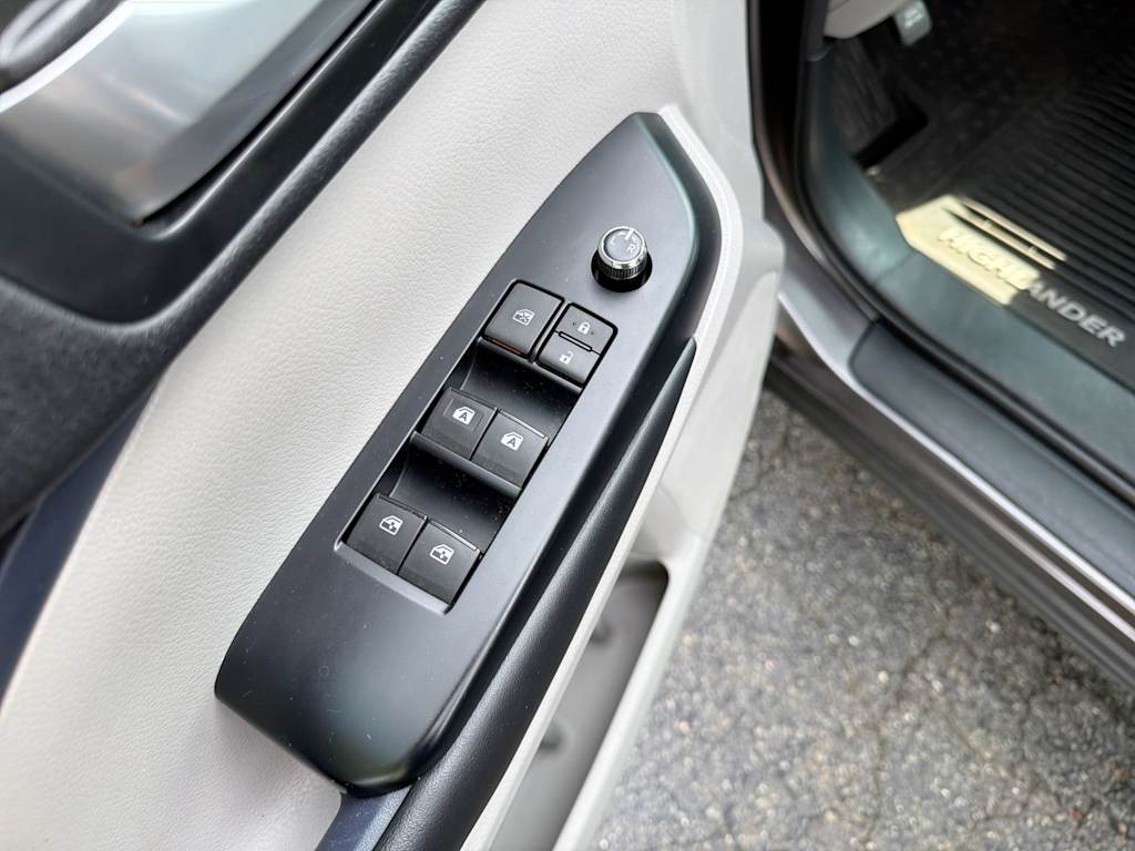 Thumbnail: 2015 Toyota Highlander - 29
