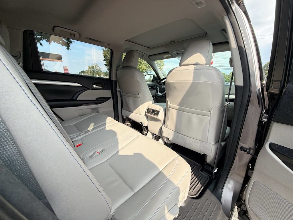 Thumbnail: 2015 Toyota Highlander - 25