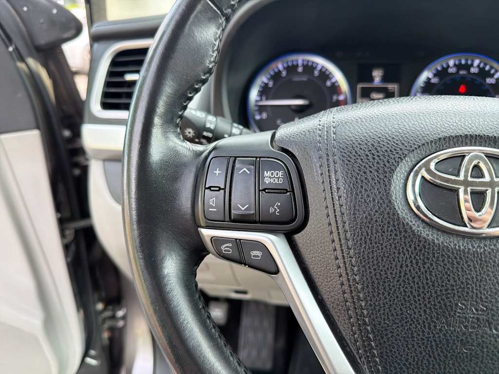 Thumbnail: 2015 Toyota Highlander - 31