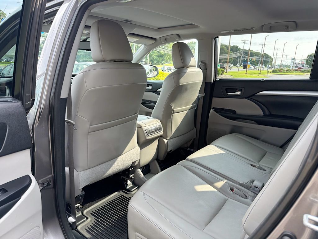 Thumbnail: 2015 Toyota Highlander - 10