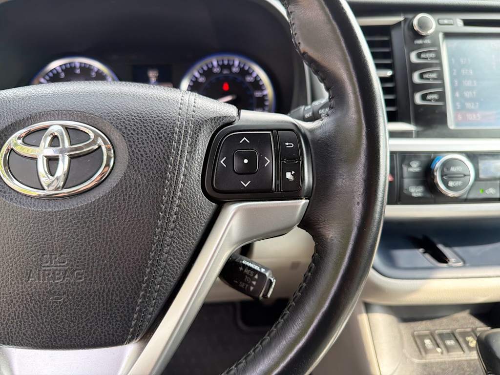 Thumbnail: 2015 Toyota Highlander - 32
