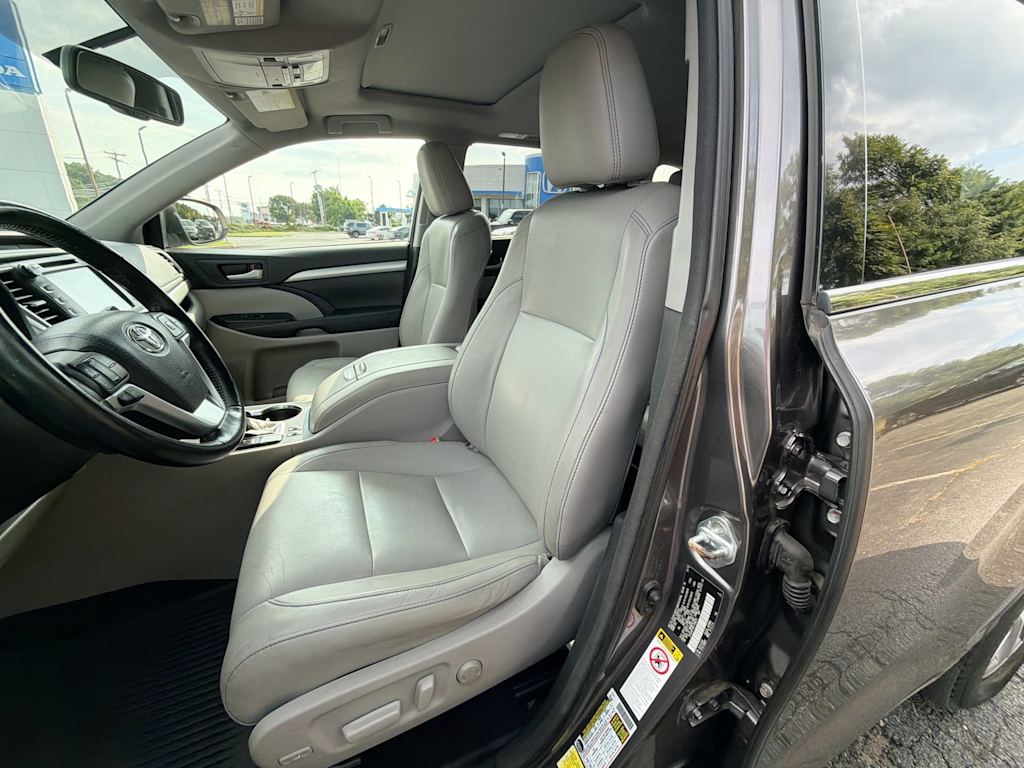 Thumbnail: 2015 Toyota Highlander - 28