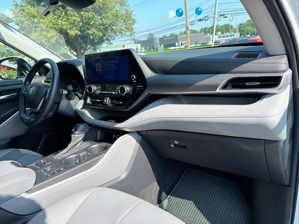 Thumbnail: 2024 Toyota Highlander - 9