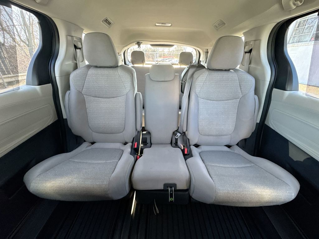 2021 Toyota Sienna LE 25