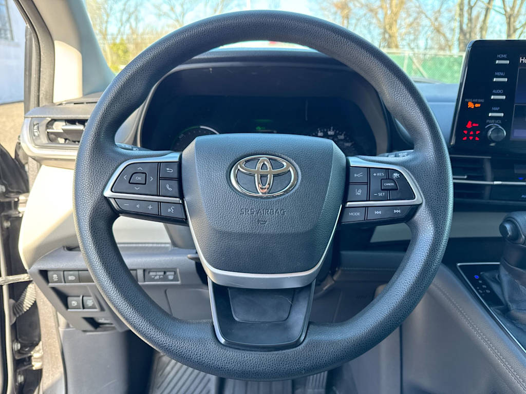 2021 Toyota Sienna LE 13