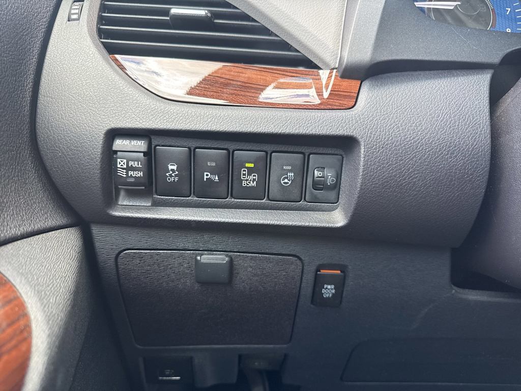 Thumbnail: 2017 Toyota Sienna - 22