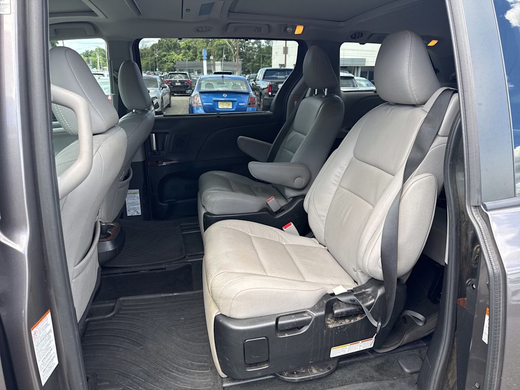 Thumbnail: 2017 Toyota Sienna - 17