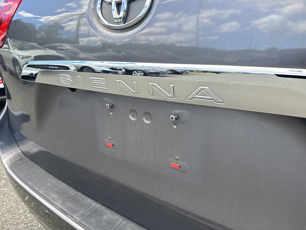 Thumbnail: 2017 Toyota Sienna - 7