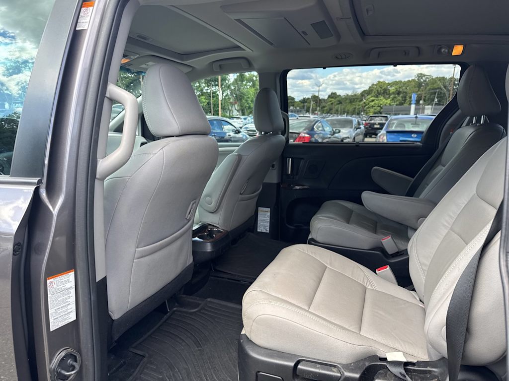 Thumbnail: 2017 Toyota Sienna - 10