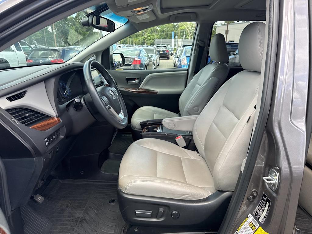 Thumbnail: 2017 Toyota Sienna - 9