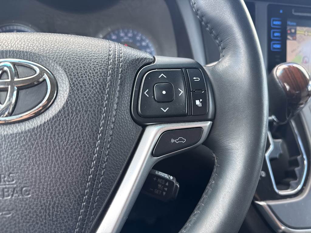 Thumbnail: 2017 Toyota Sienna - 21