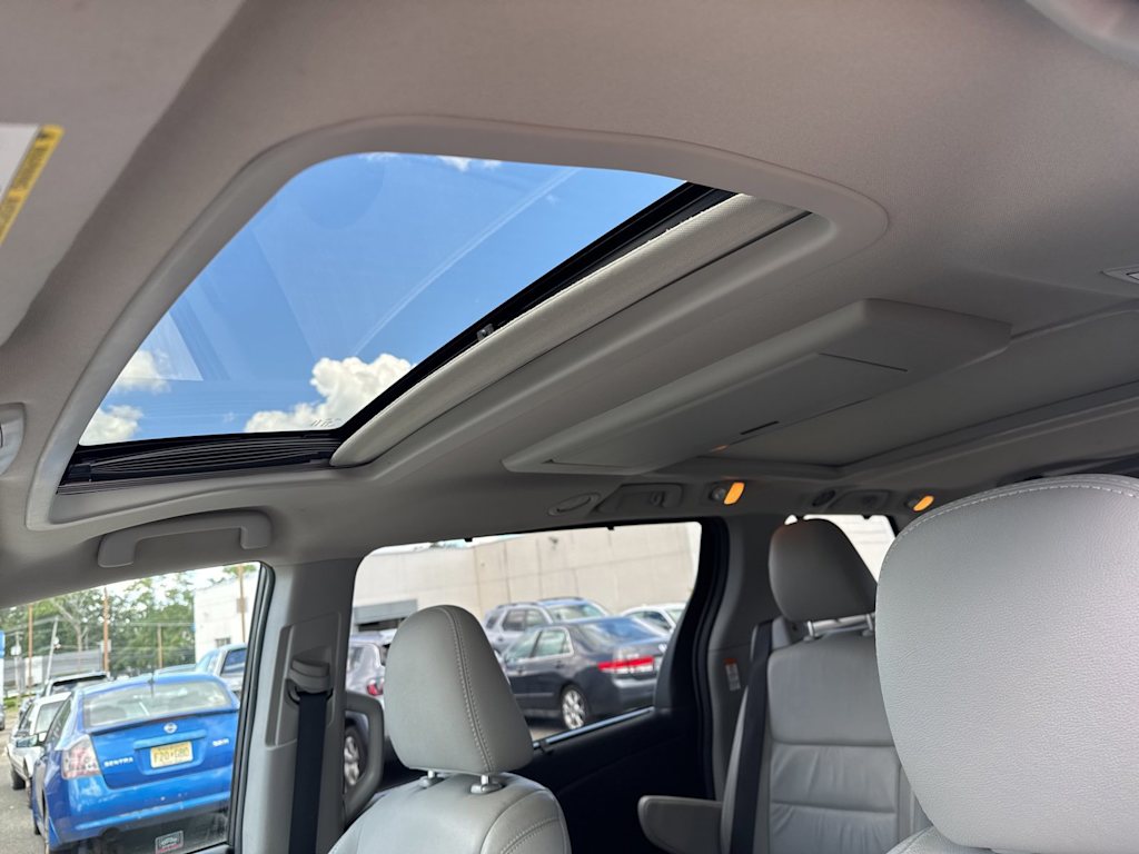 Thumbnail: 2017 Toyota Sienna - 23