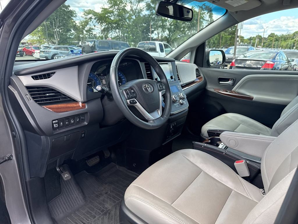 Thumbnail: 2017 Toyota Sienna - 2