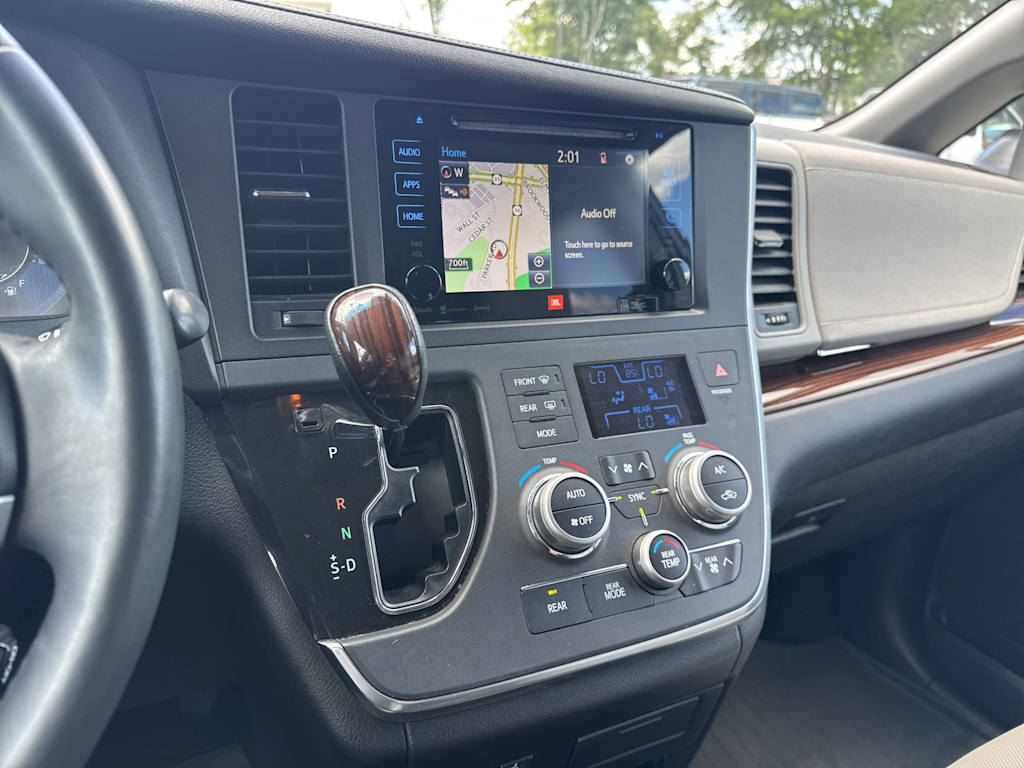 Thumbnail: 2017 Toyota Sienna - 11
