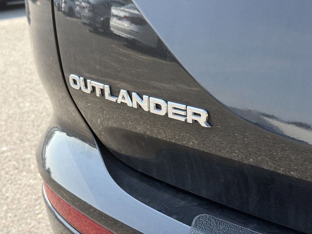Thumbnail: 2023 Mitsubishi Outlander - 7