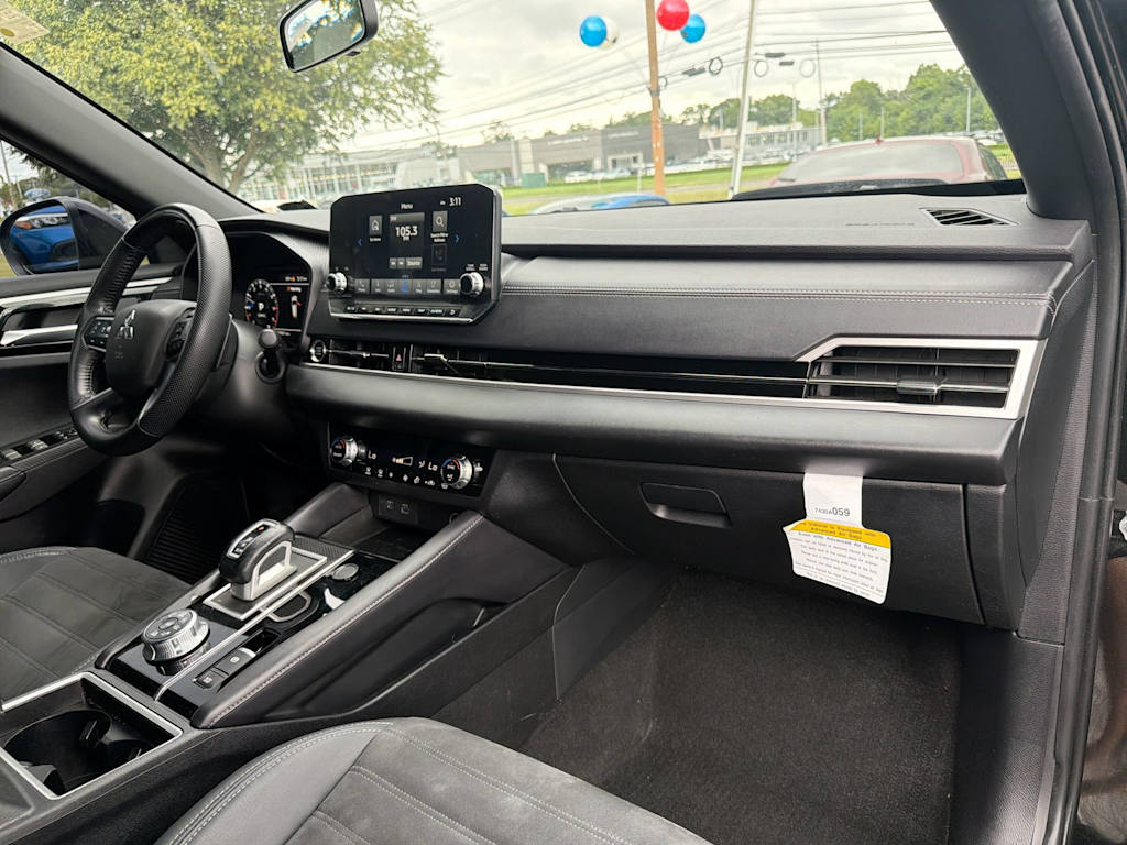 Thumbnail: 2023 Mitsubishi Outlander - 9