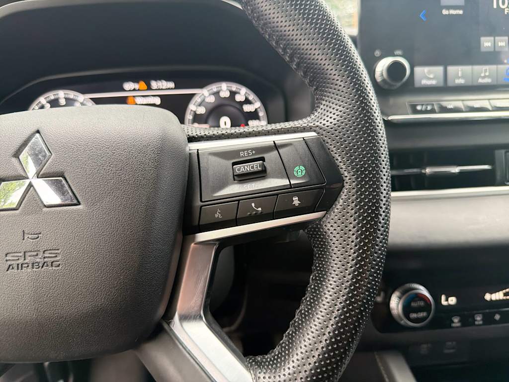 Thumbnail: 2023 Mitsubishi Outlander - 30