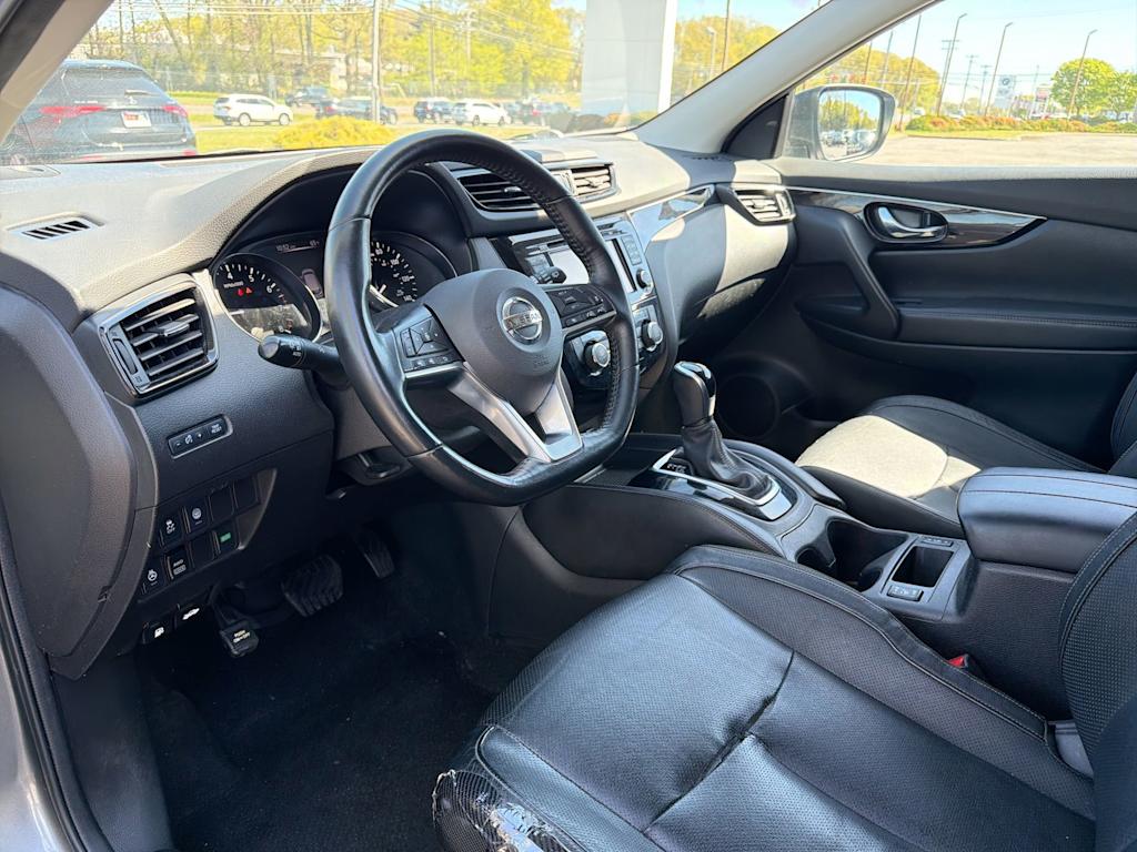 Thumbnail: 2017 Nissan Rogue Sport - 2