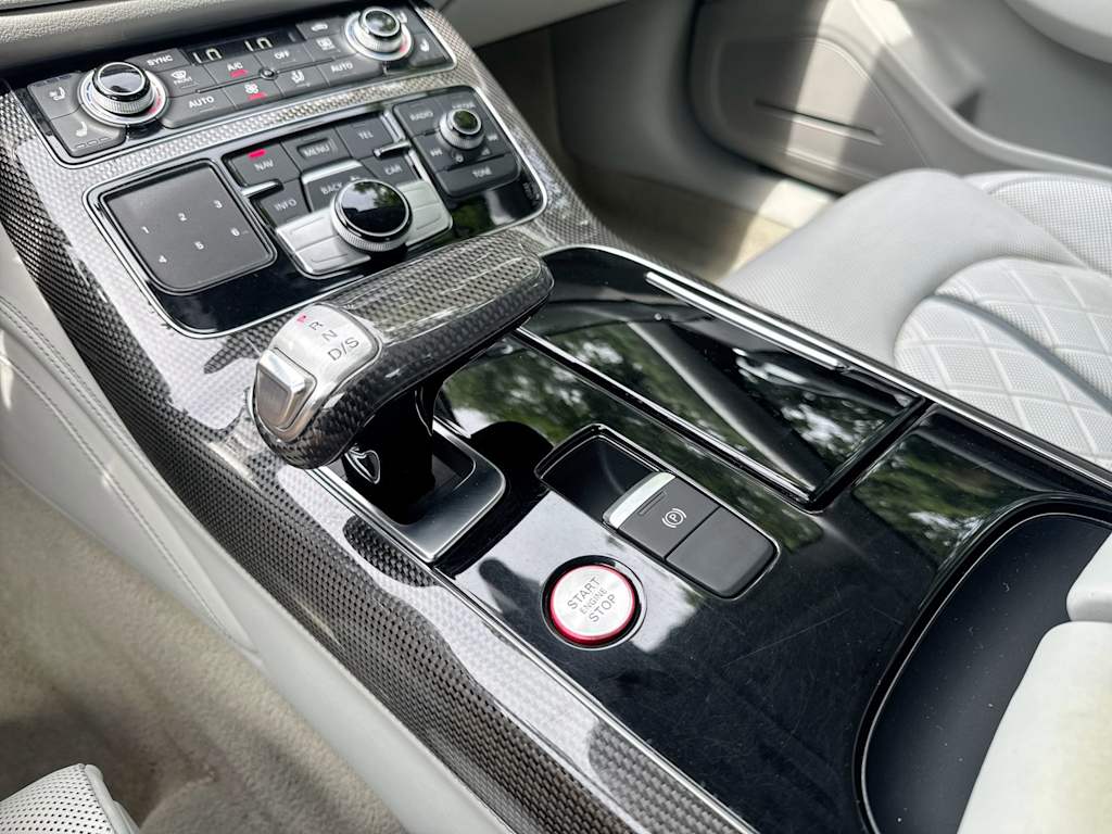 Thumbnail: 2015 Audi S8 - 15